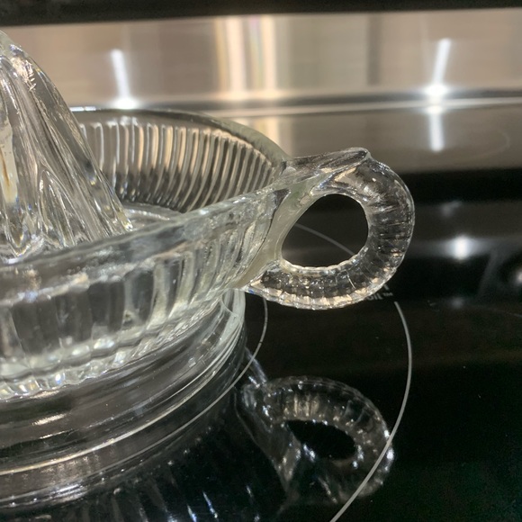 🍊Vintage Ribbed Clear Glass Hand Juicer - Picture 6 of 9